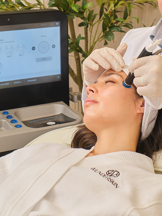 Woman enjoying her Hydrafacial at Wunderskin.